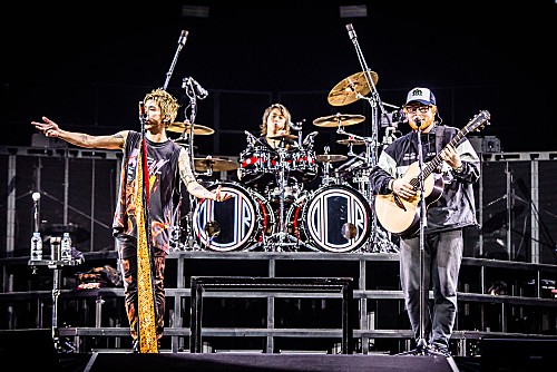 エド・シーラン、ONE OK ROCKとの「シェイプ・オブ・ユー」パフォーマンス映像が公開