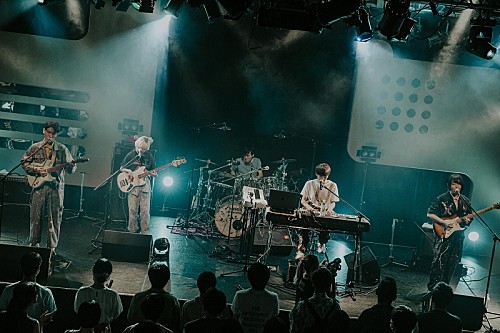 ＜ライブレポート＞全員ボーカルの4人組バンドHi Cheers!、お披露目ライブで見せたオールラウンドなポップネス