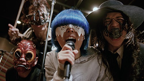 yama、バンドメンバーと躍動する「くびったけ」新MVを公開