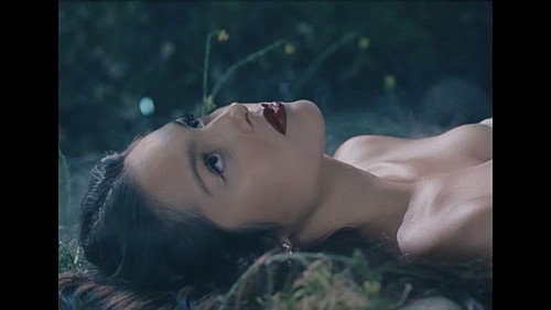 オリヴィア・ロドリゴ、血を流しながらパフォーマンスする「Vampire」MV公開